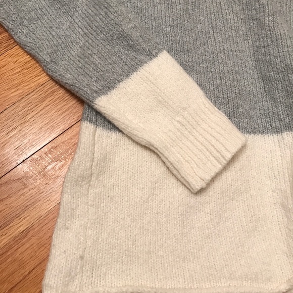 ❤️BASS: White & Gray Coziest Sweater Ever! - Picture 6 of 8